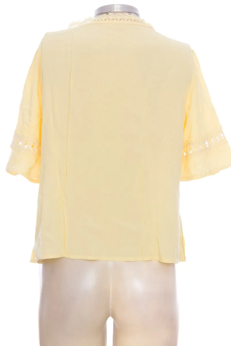 BLUSA COLOR AMARILLO  CLOSEANDO