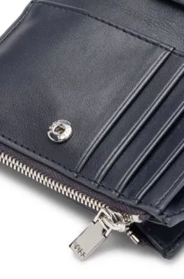 Cartera guateada de piel sintética con monograma Double B