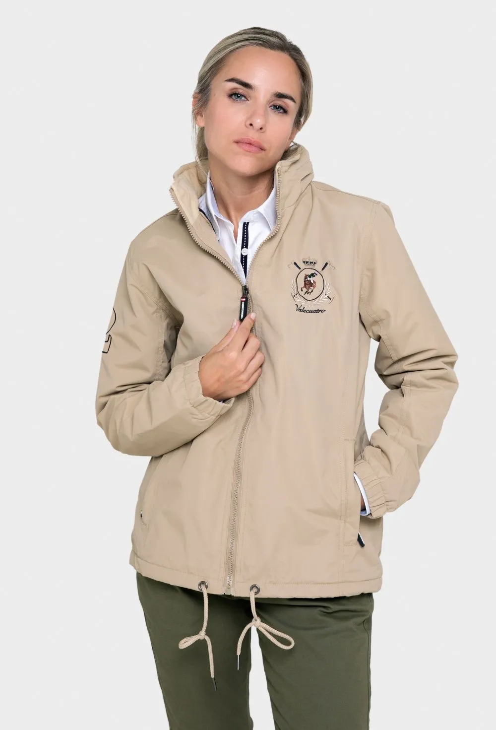 Cazadora mujer beige modelo escudo