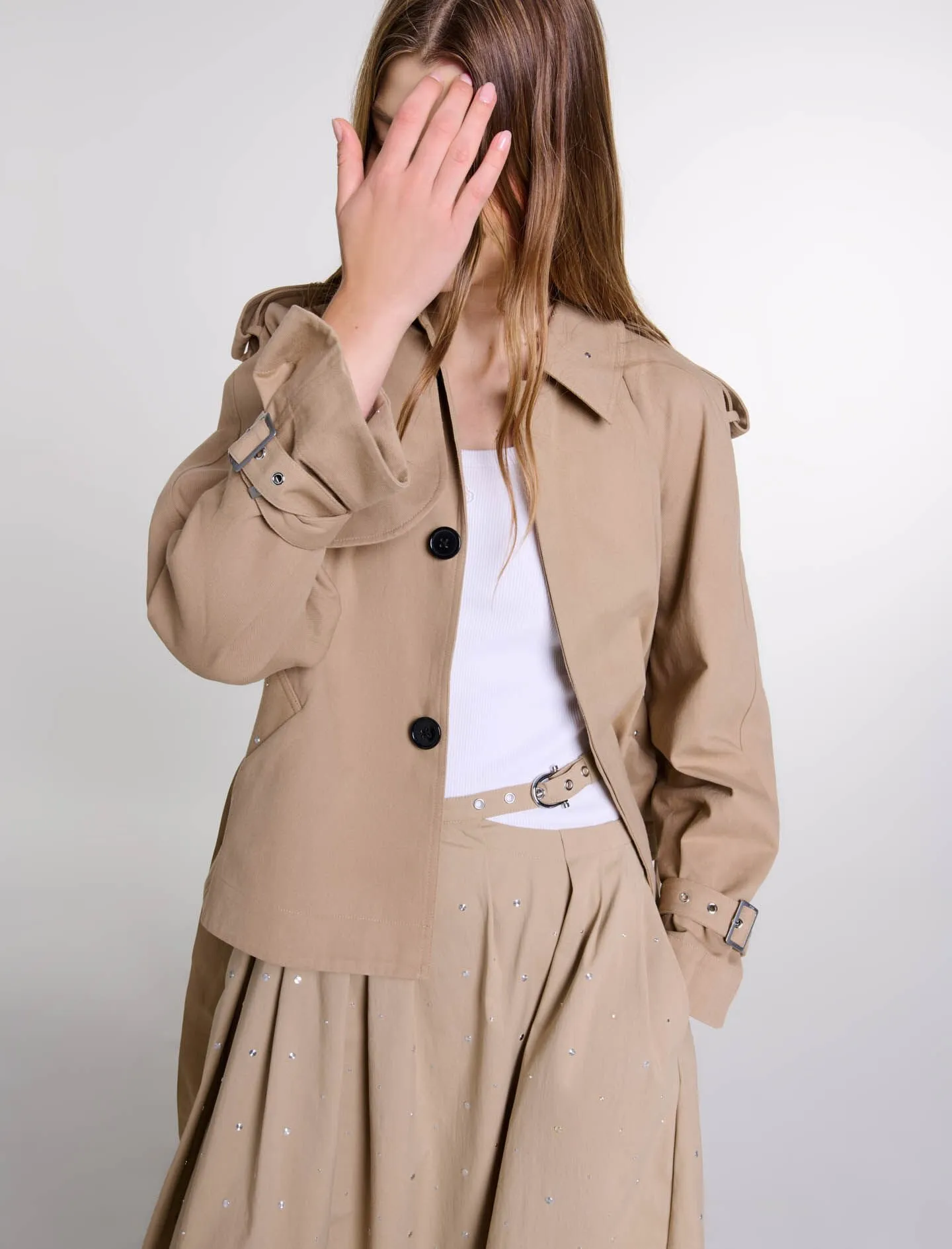 Gabardina corta con tachuelas