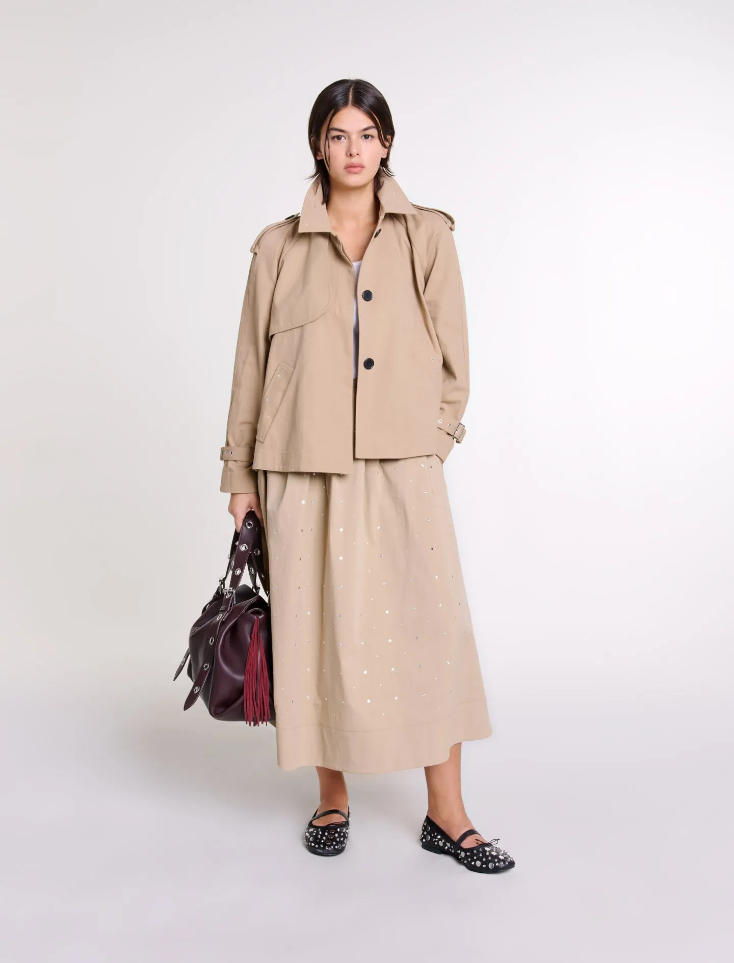 Gabardina corta con tachuelas