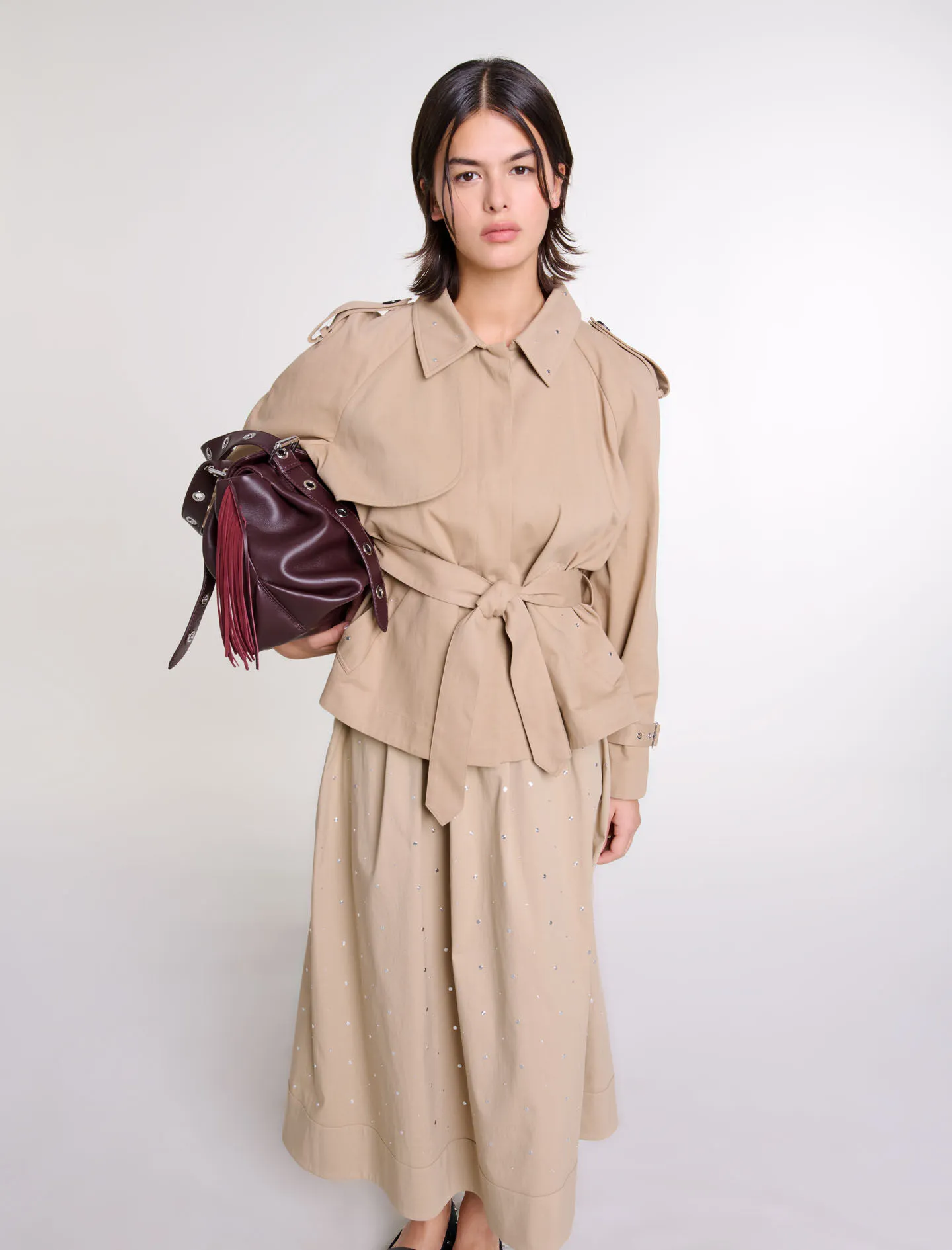 Gabardina corta con tachuelas