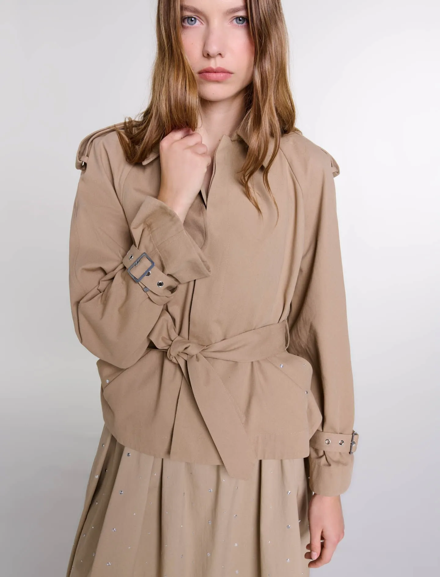 Gabardina corta con tachuelas