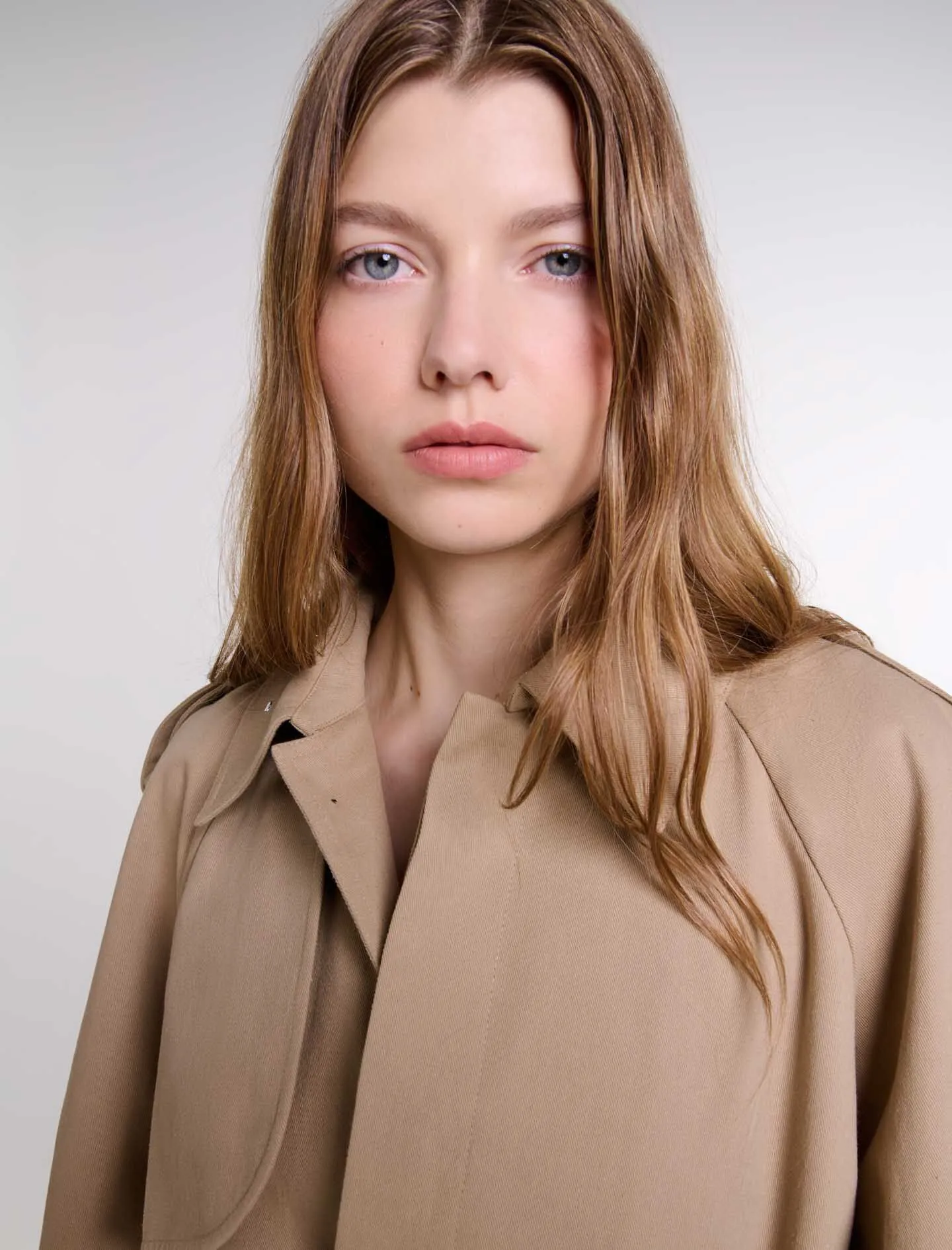 Gabardina corta con tachuelas