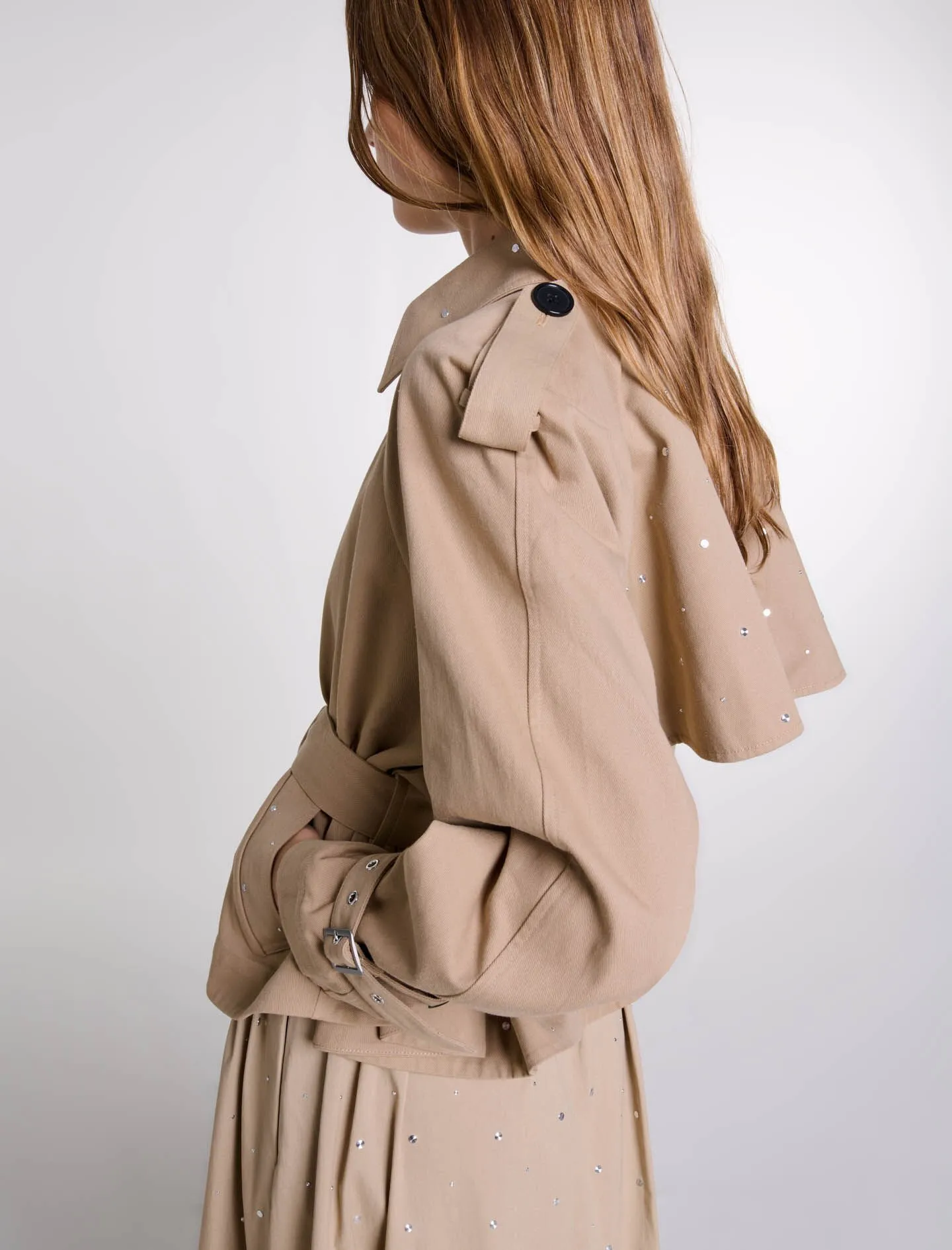 Gabardina corta con tachuelas
