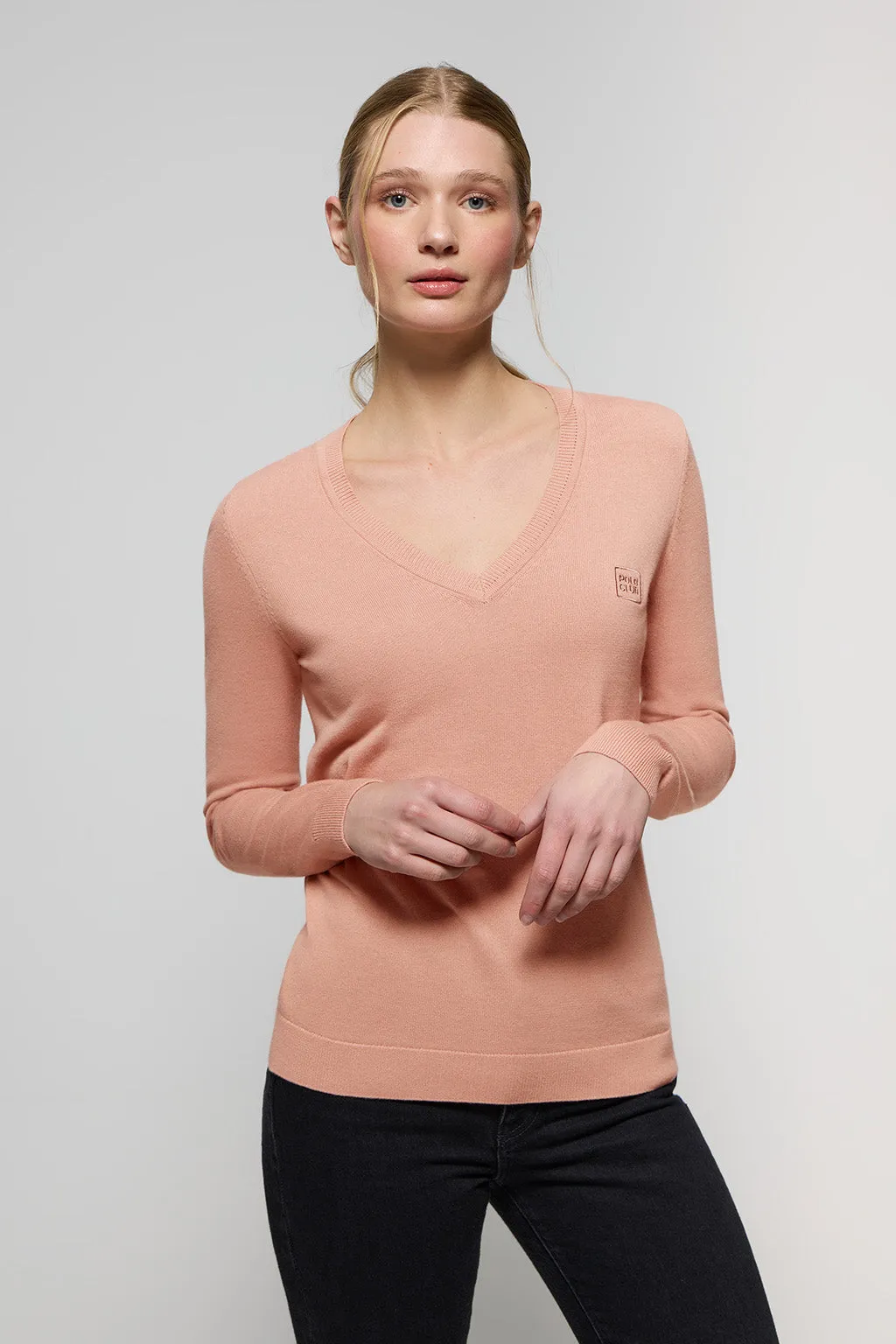 Jersey básico rosa palo de cuello pico y logo bordado al tono
