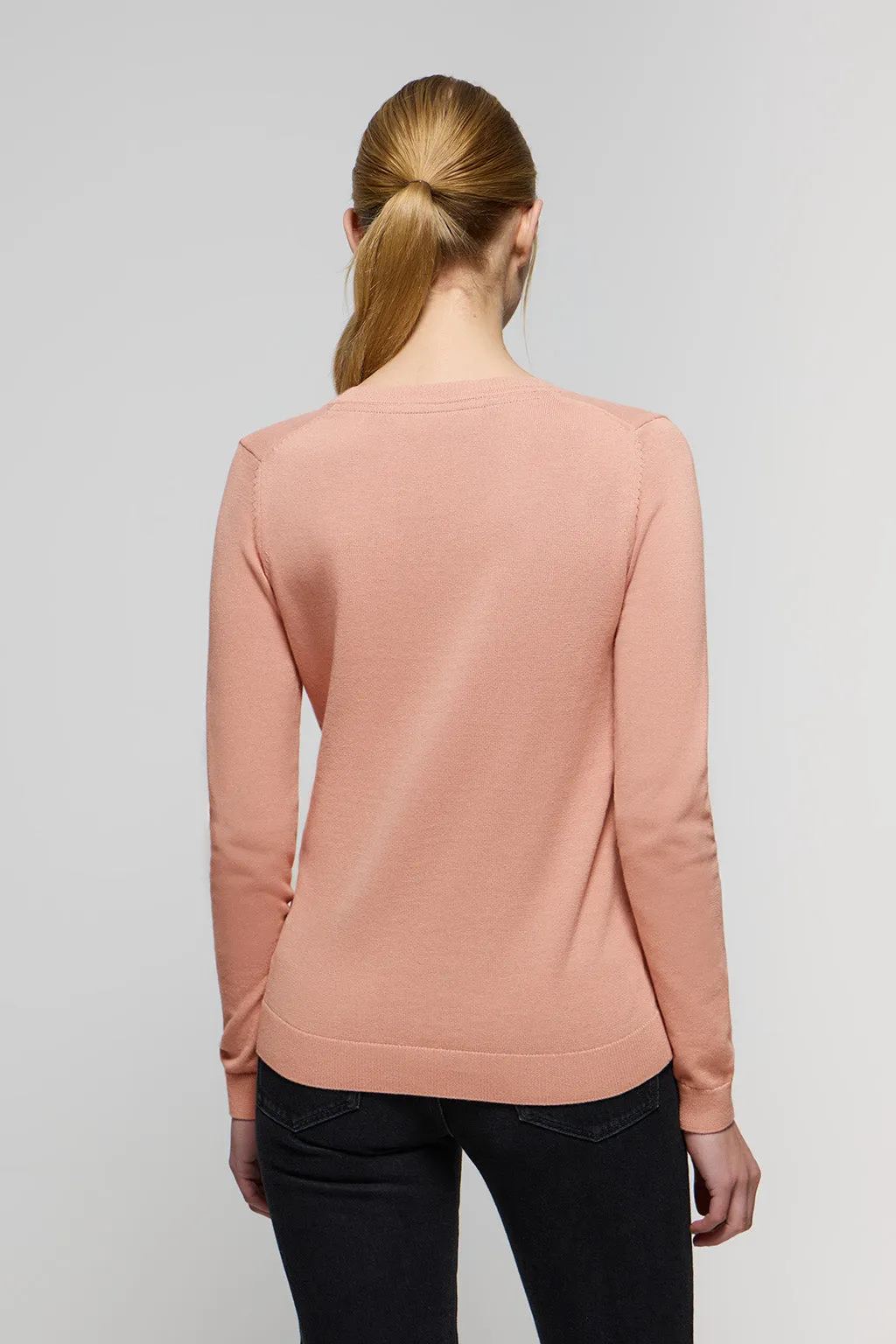 Jersey básico rosa palo de cuello pico y logo bordado al tono