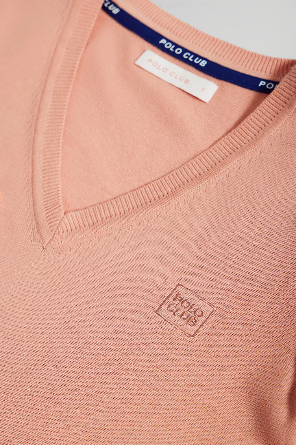 Jersey básico rosa palo de cuello pico y logo bordado al tono