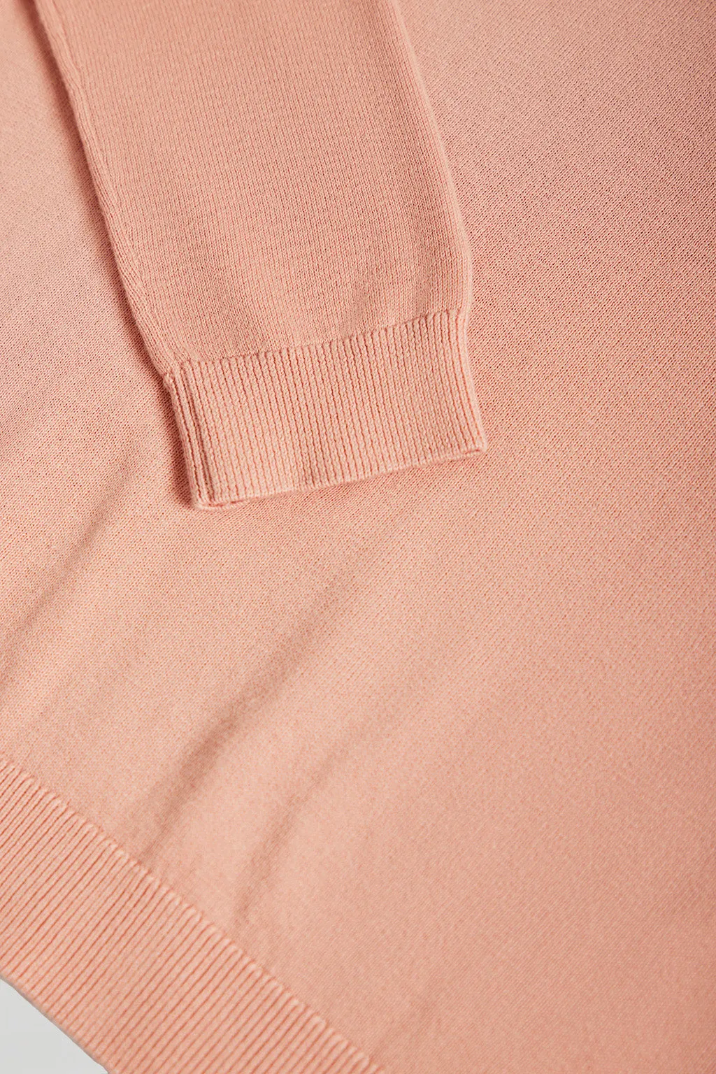 Jersey básico rosa palo de cuello pico y logo bordado al tono