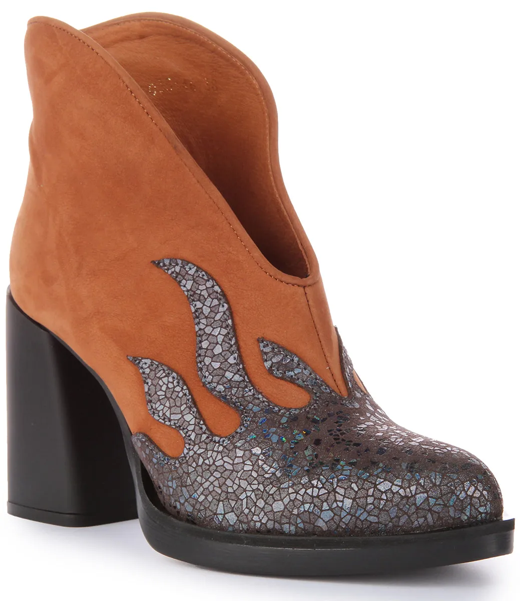 JUSTINREESS Lilibet Zapatos de tacón alto de cuero de 3,5 pulgadas para mujer en marrón azul