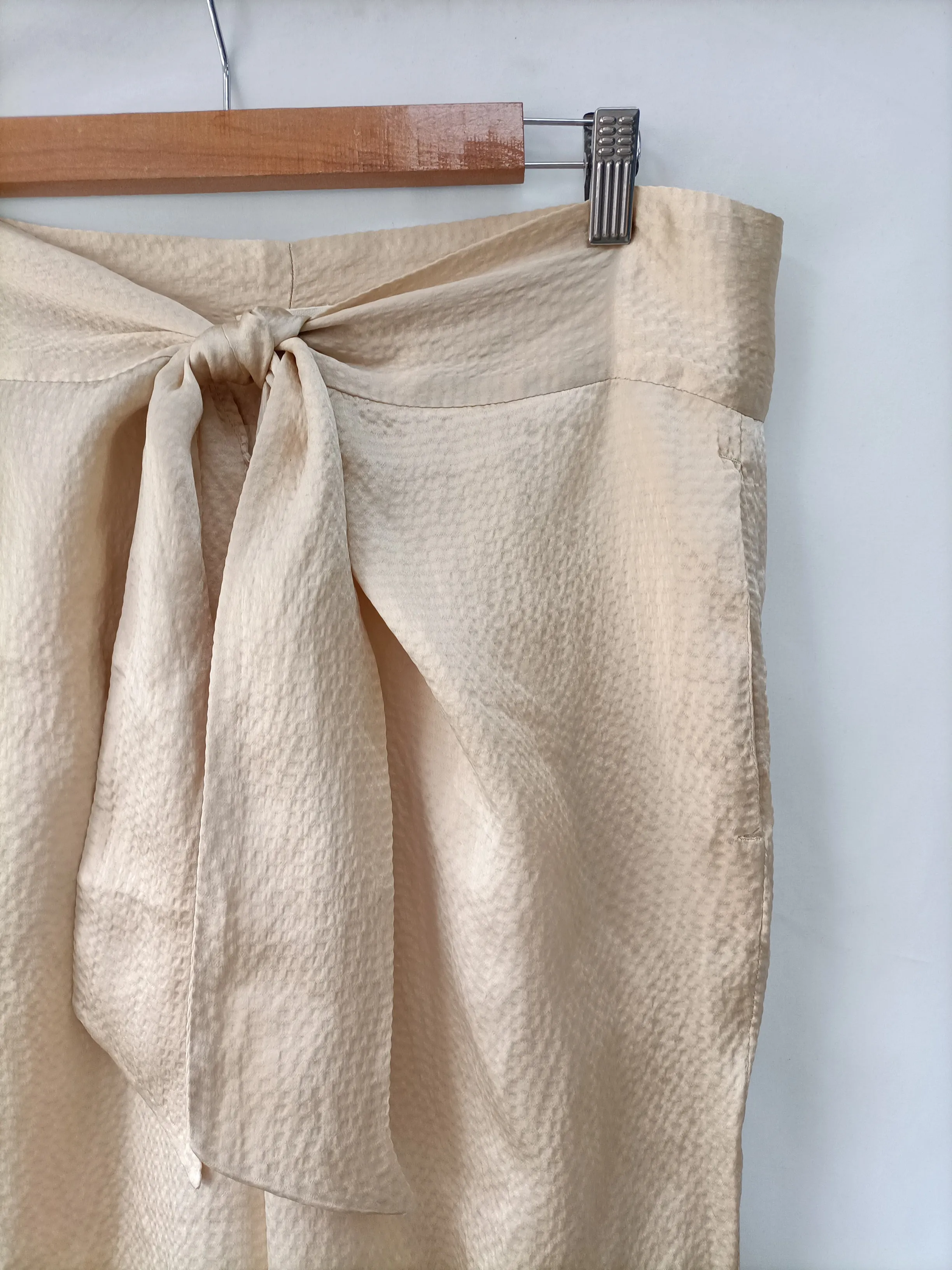 MASSCOB. Pantalón Fluido dorados T.34