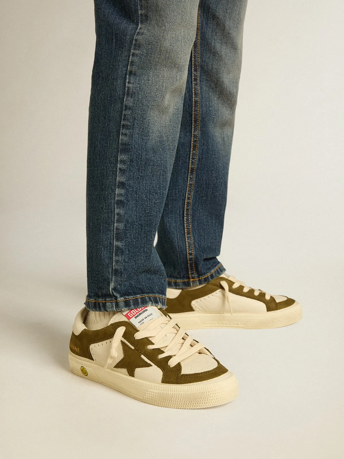 May Junior de piel blanca y verde militar 