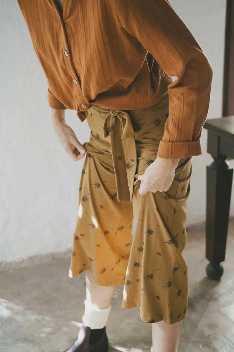 Pantalón culotte ecológico mostaza con flores de cardo