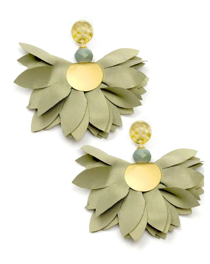PENDIENTES LARGOS VERDE SECO CON BONITO DISEÑO FLOR EN TELA