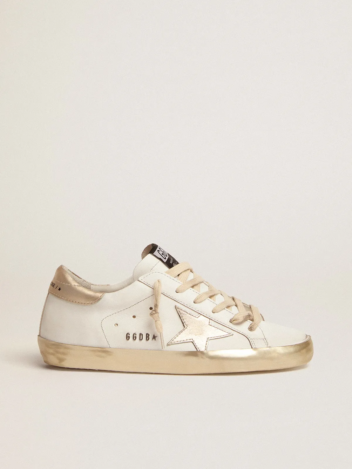 SUPERSTAR PARA MUJER CON RIBETE DORADO Y MENSAJE CON TACHUELAS METáLICAS