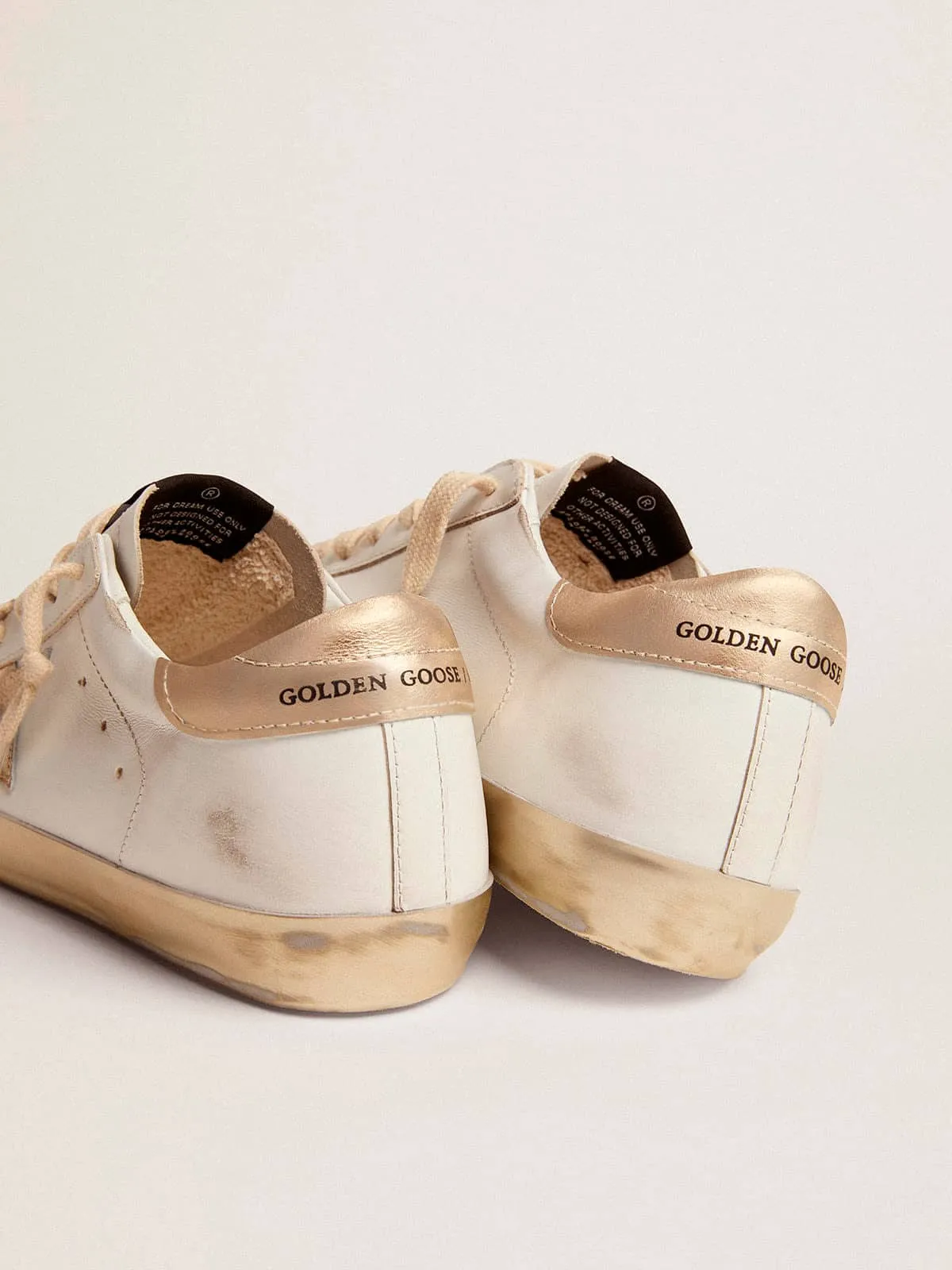 SUPERSTAR PARA MUJER CON RIBETE DORADO Y MENSAJE CON TACHUELAS METáLICAS