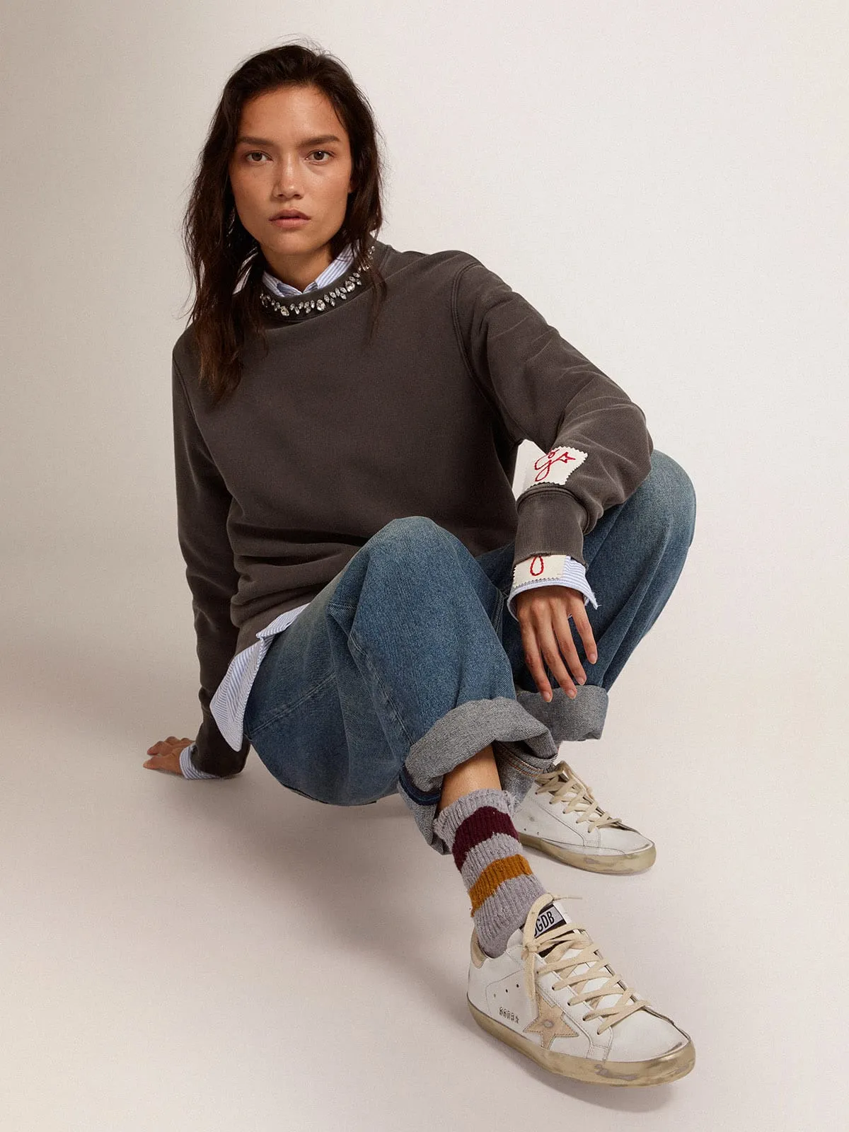 SUPERSTAR PARA MUJER CON RIBETE DORADO Y MENSAJE CON TACHUELAS METáLICAS