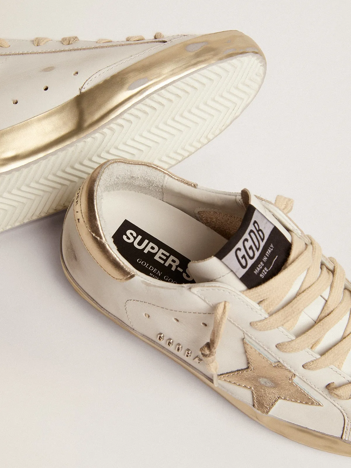 SUPERSTAR PARA MUJER CON RIBETE DORADO Y MENSAJE CON TACHUELAS METáLICAS