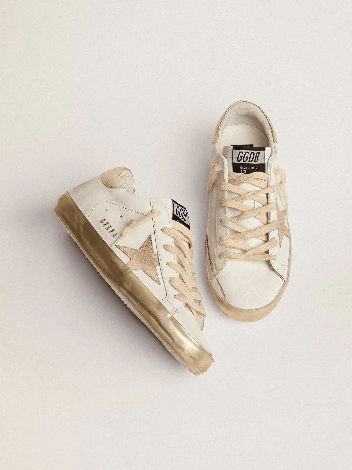 SUPERSTAR PARA MUJER CON RIBETE DORADO Y MENSAJE CON TACHUELAS METáLICAS